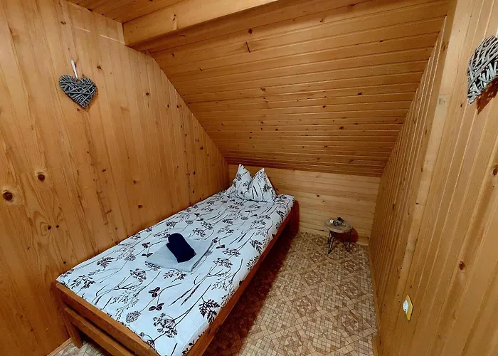 Koca Lipa Pod Veliko Planino * Luče